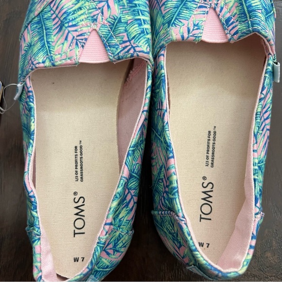 New without box Toms candy 🍬 pink California palms print Alpargata casual shoes - Picture 3 of 7